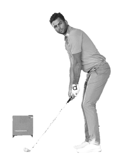 Joueur de golf à l'adresse utilisant un Trackman 4